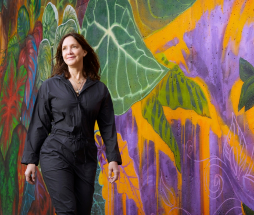 Shelley Kulpers walking in front of a mural